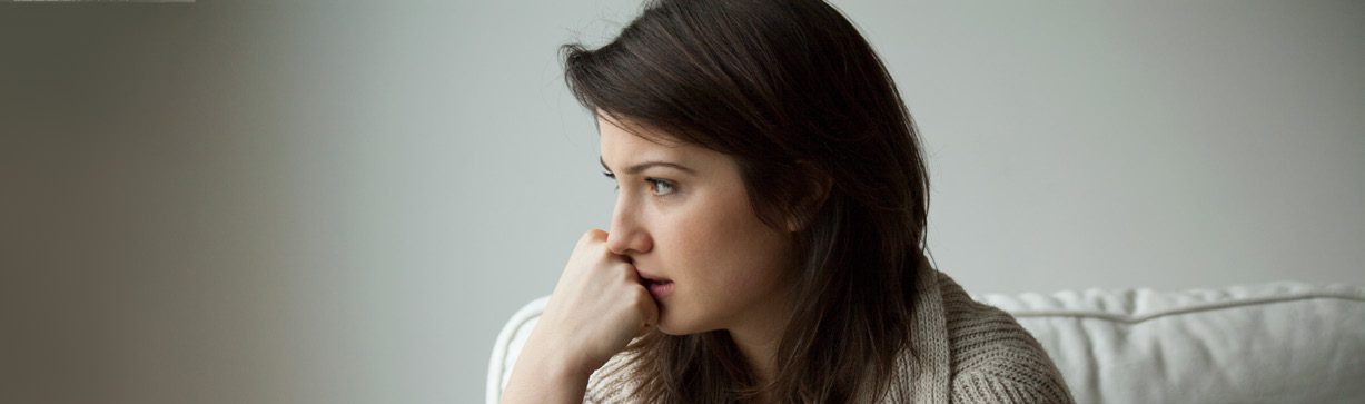 Девушка в шоке. She about. Женщина в раздумьях. Kelly kapoor memes. Девушка эмоции.